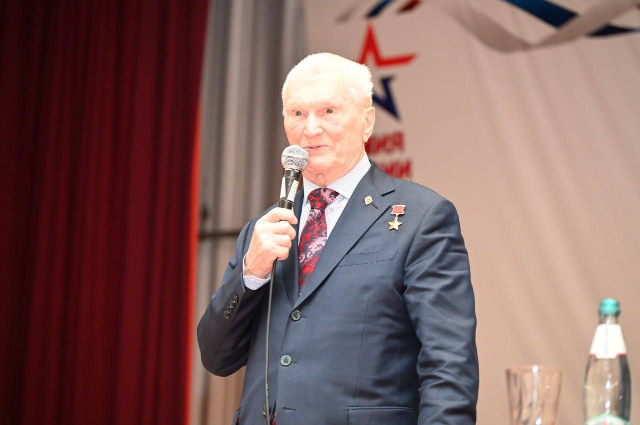 Герой Советского Союза, генерал-майор Геннадий Зайцев встретился с серпуховскими курсантами 