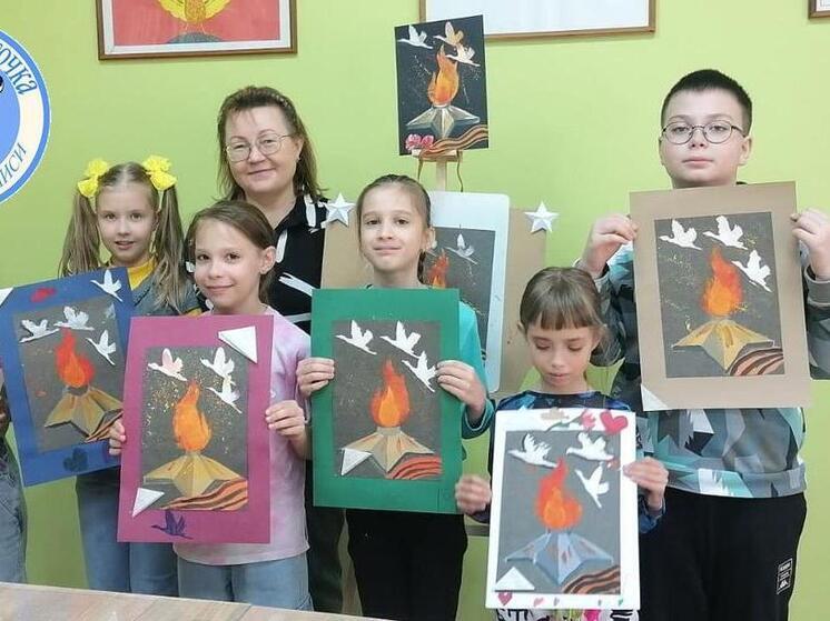 Занятие, посвящённое Дню Победы, прошло кружке «Весёлая кисточка» в детской библиотеке Серпухова