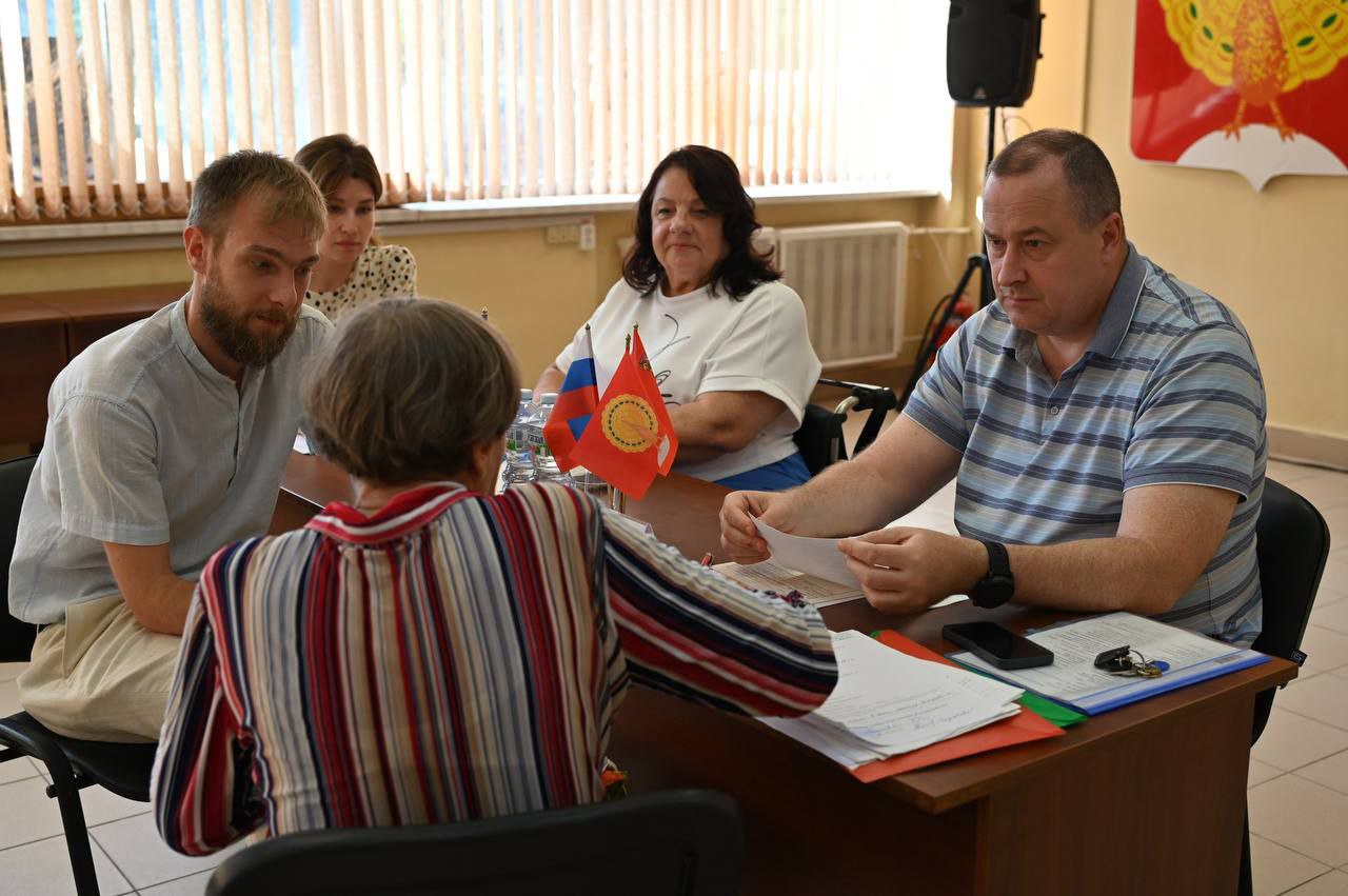 Единороссы Серпухова провели встречу с жителями в формате "выездной администрации"
