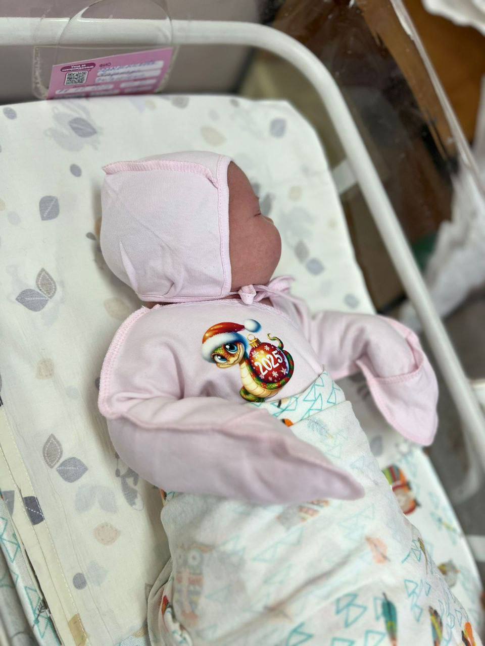 В Серпуховском роддоме продолжают одевать малышей в распашонки с изображением символа года