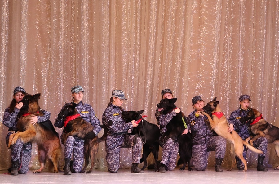 Перед учащимися Липицкой школы в Серпухове выступили студенты-кинологи 