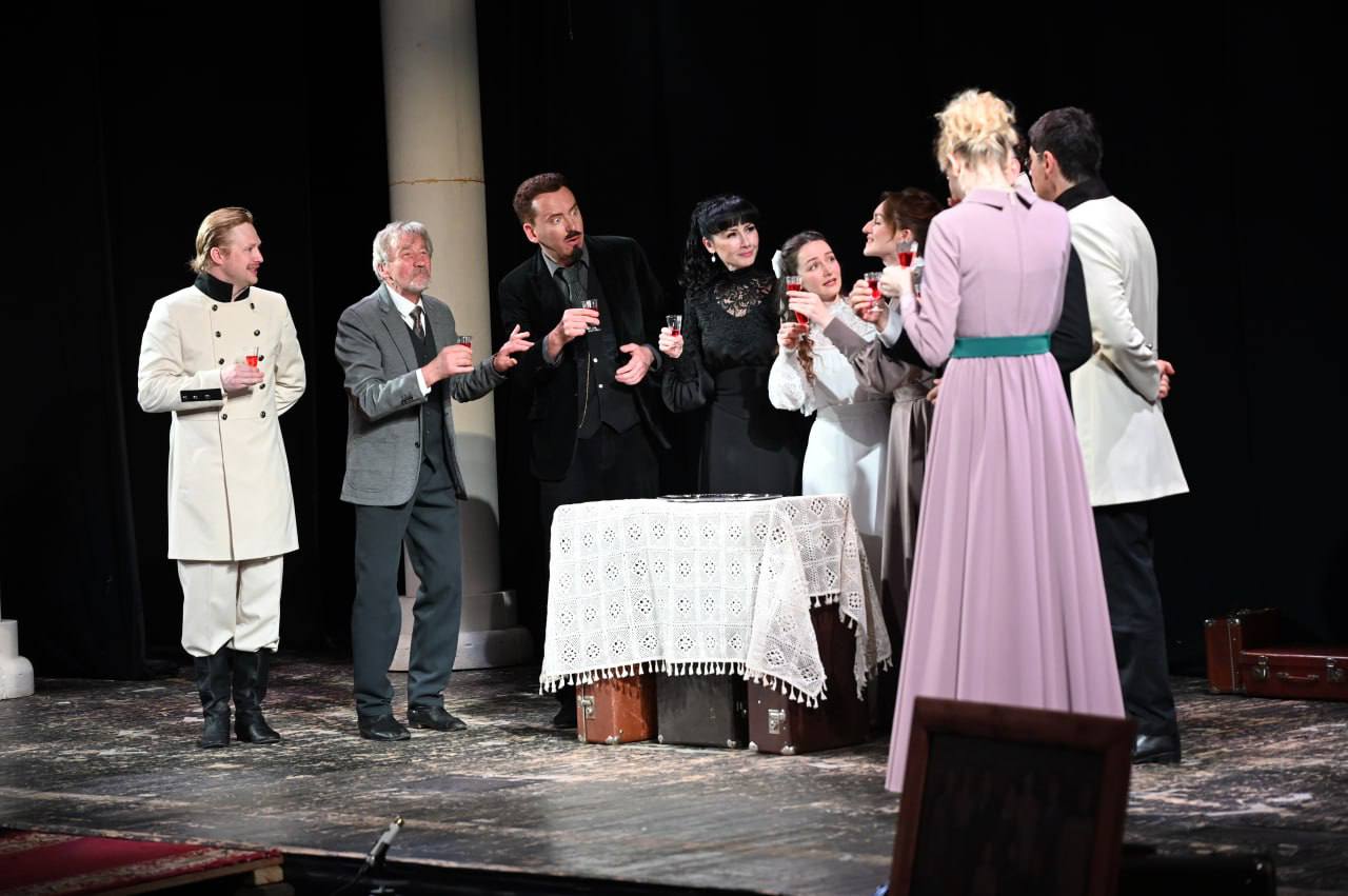 На сцене Серпуховского музыкально-драматического театра состоялся показ независимого театрального проекта выпускников Театрального института имени Бориса Щукина - «Три сестры» А.П. Чехова