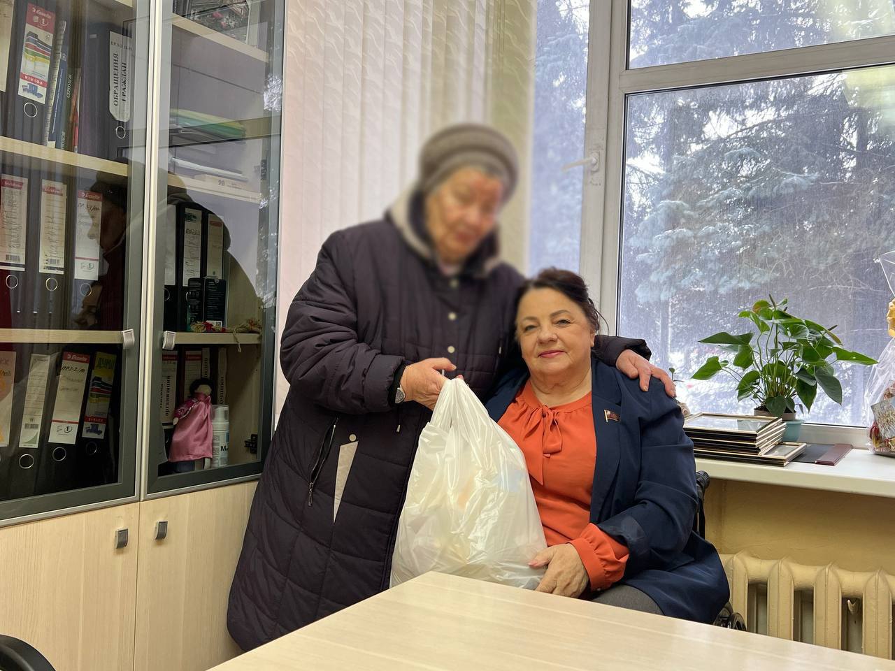 Жительница Городского округа Серпухов получила продуктовый набор и материальную помощь от депутата Мособлдумы
