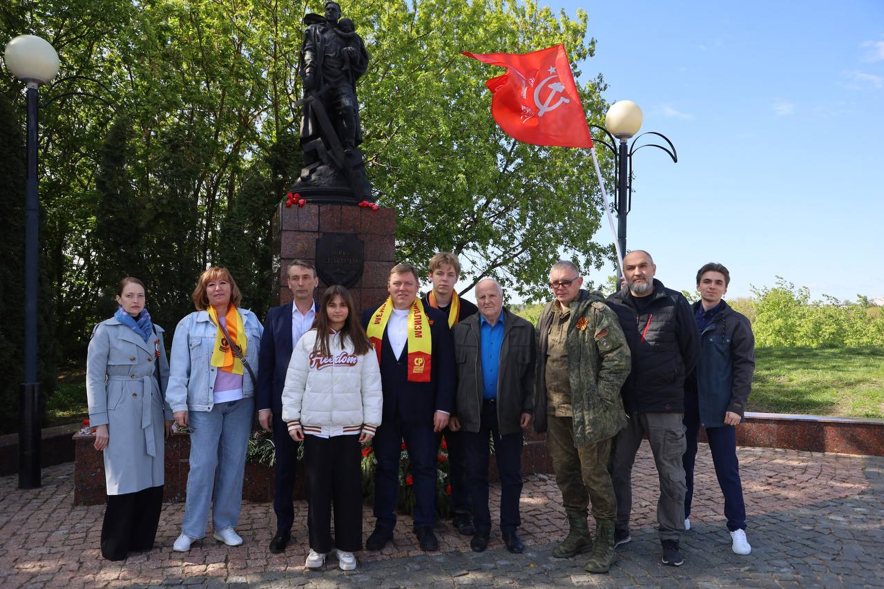 Депутат Мособлдумы Анатолий Никитин почтил память воинов-освободителей в Серпухове