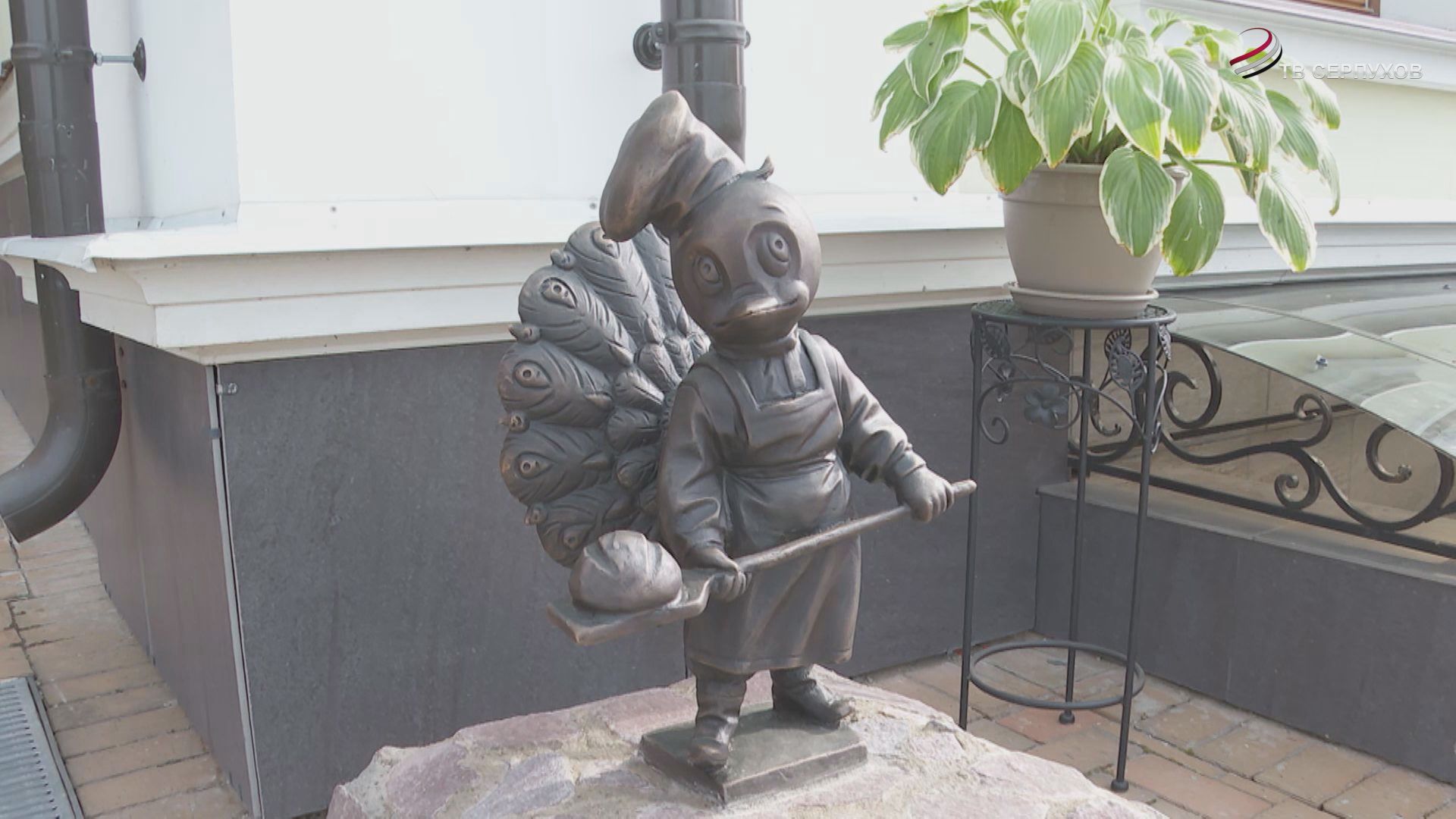 В Серпухове рядом с музеем хлеба установили мини-скульптуру павчонка-пекаря