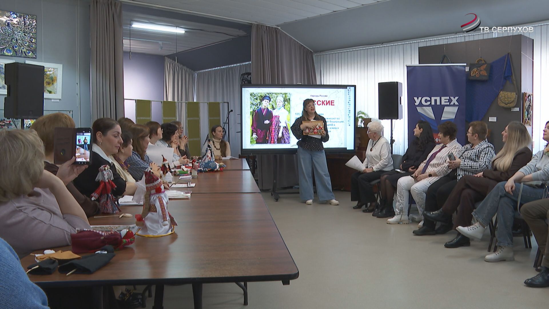 В музейно-выставочном центре за круглым столом говорили о значении куклы в культуре народов России