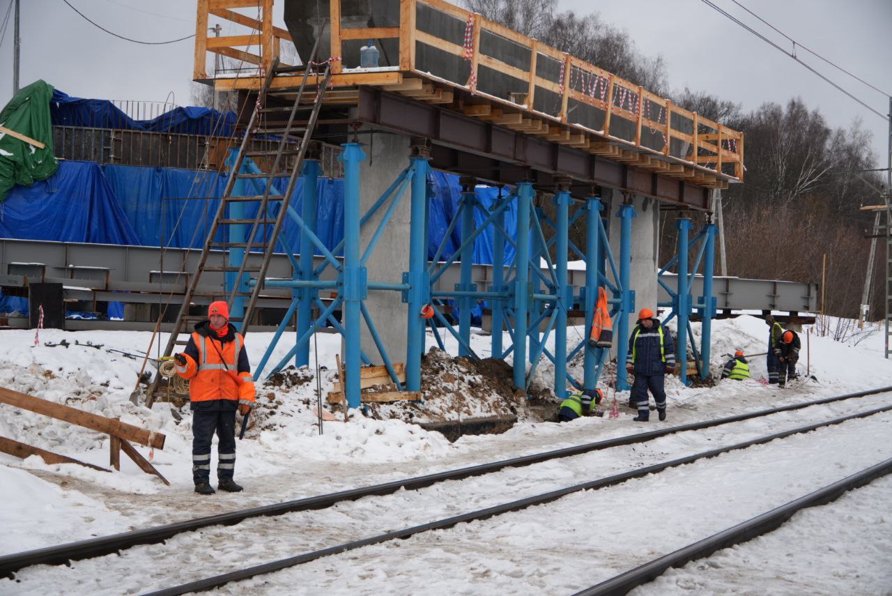 Продолжается реконструкция путепровода в деревне Лукино под Серпуховом