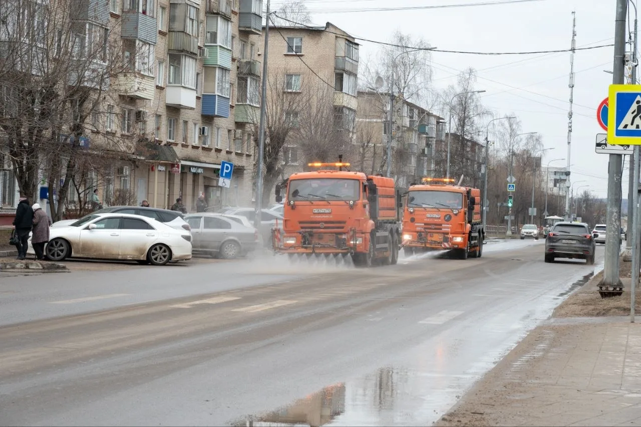 Весенняя уборка Серпухова идёт полным ходом. Сегодня на улицах Городского округа работают 210 специалистов и 54 единицы техники.