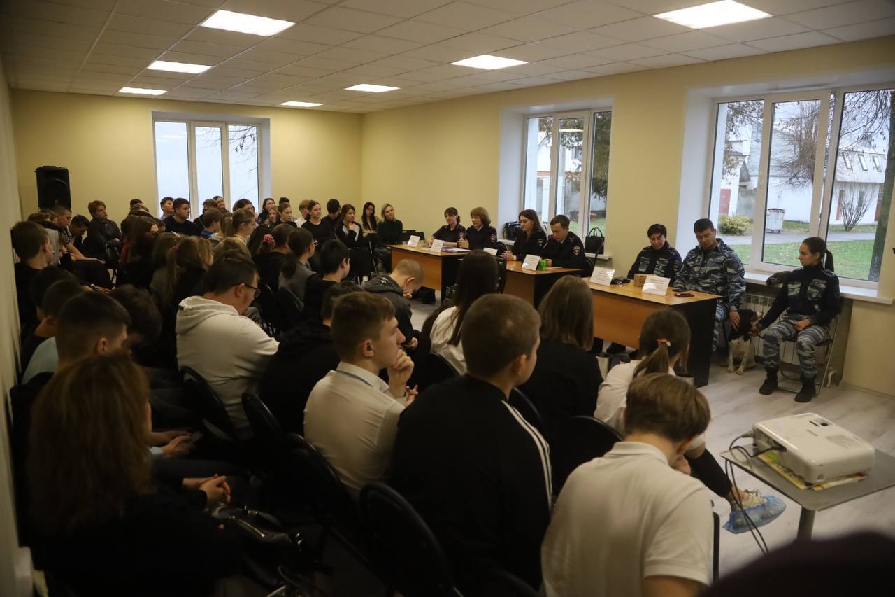  Центр по профориентации и трудоустройству молодежи организовал для школьников встречу с представителями УМВД России «Серпуховское».