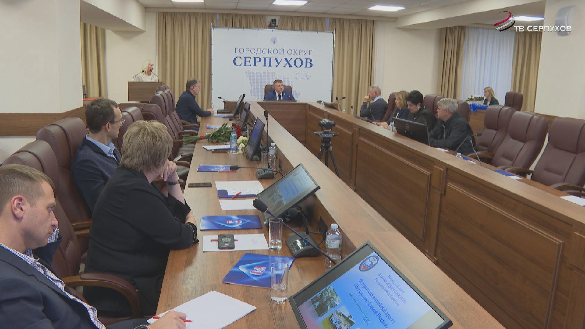 В Серпухове вручили партийные билеты и значки десяти новым членам партии «Единая Россия»