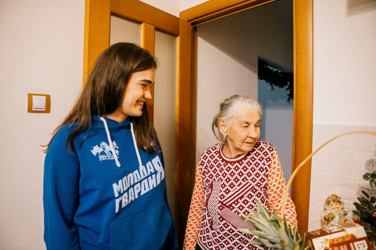 Молодогвардейцы Серпухова помогли сделать ремонт женщине – ребёнку войны