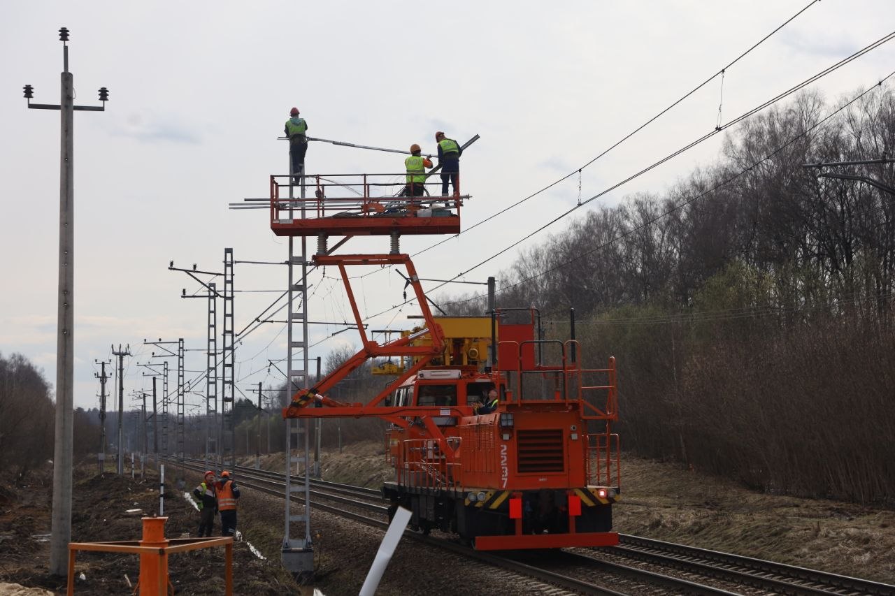 В Серпухове на путепроводе у деревни Лукино начали монтировать первые пролётные строения