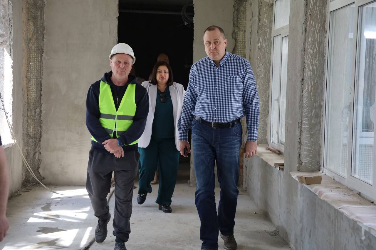 Глава Серпухова Сергей Никитенко проверил, как идёт ремонт детского сада в Пролетарском