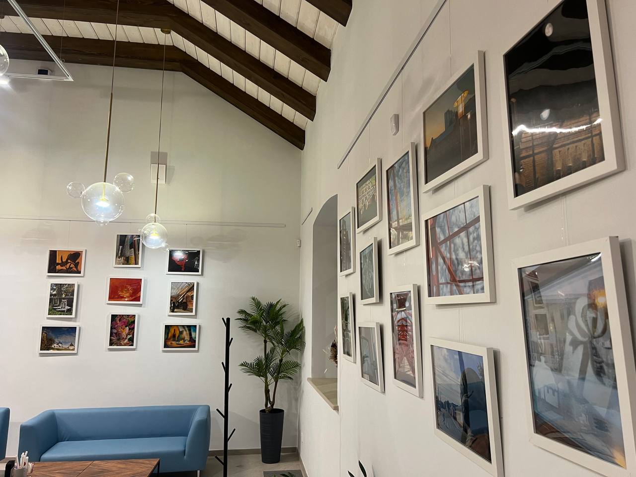 Фотовыставка «Авангард в городе» открылась в кафе серпуховского «Каретного сарая»