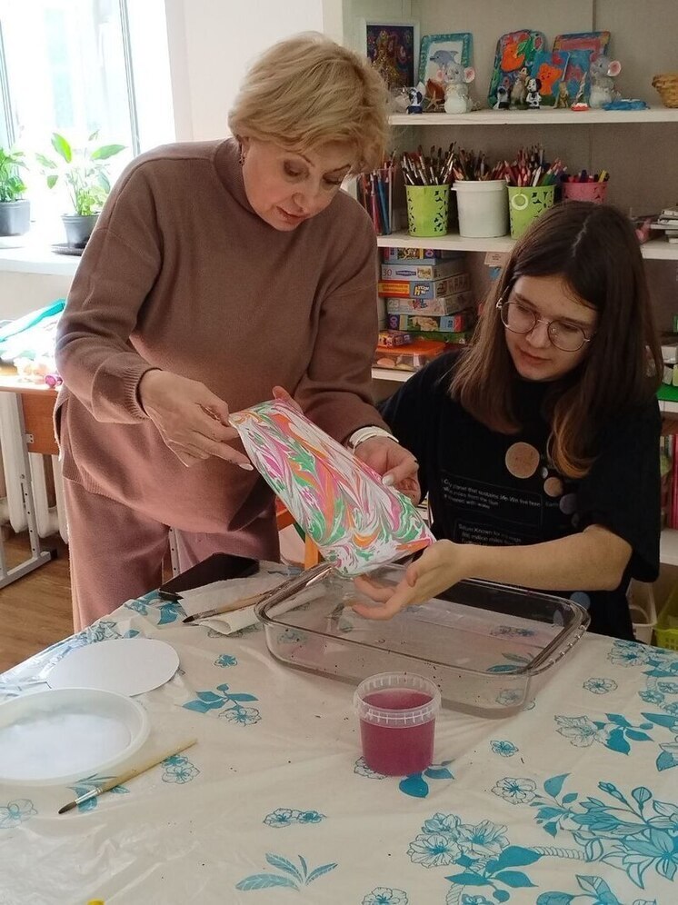 В Социальном центре «Серпуховский» прошёл мастер-класс по рисованию в технике эбру