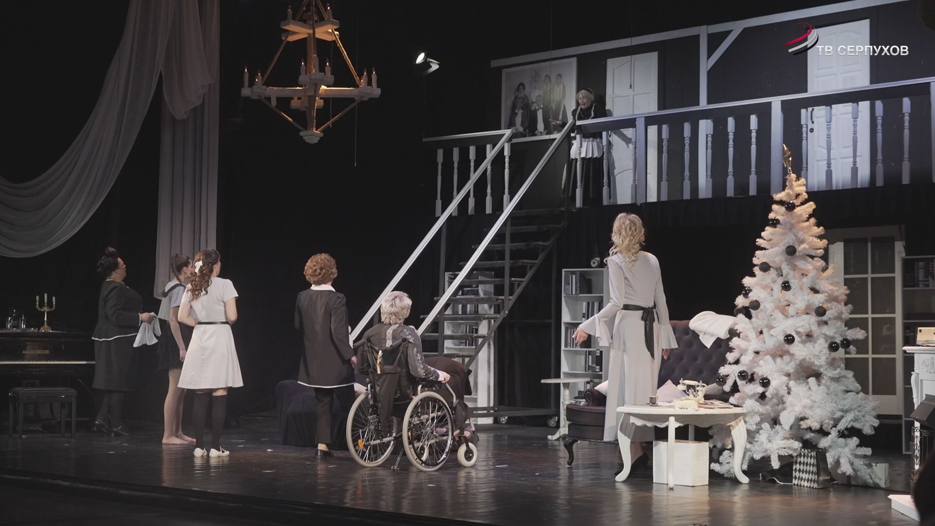 В Серпухове для семей участников СВО прошел специальный показ спектакля «8 любящих женщин»