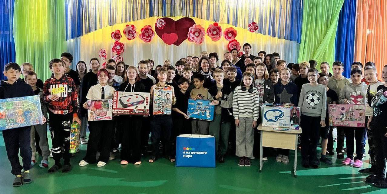 Партийцы Серпухова передали «Коробку храбрости» детям, которые находятся на длительном лечении