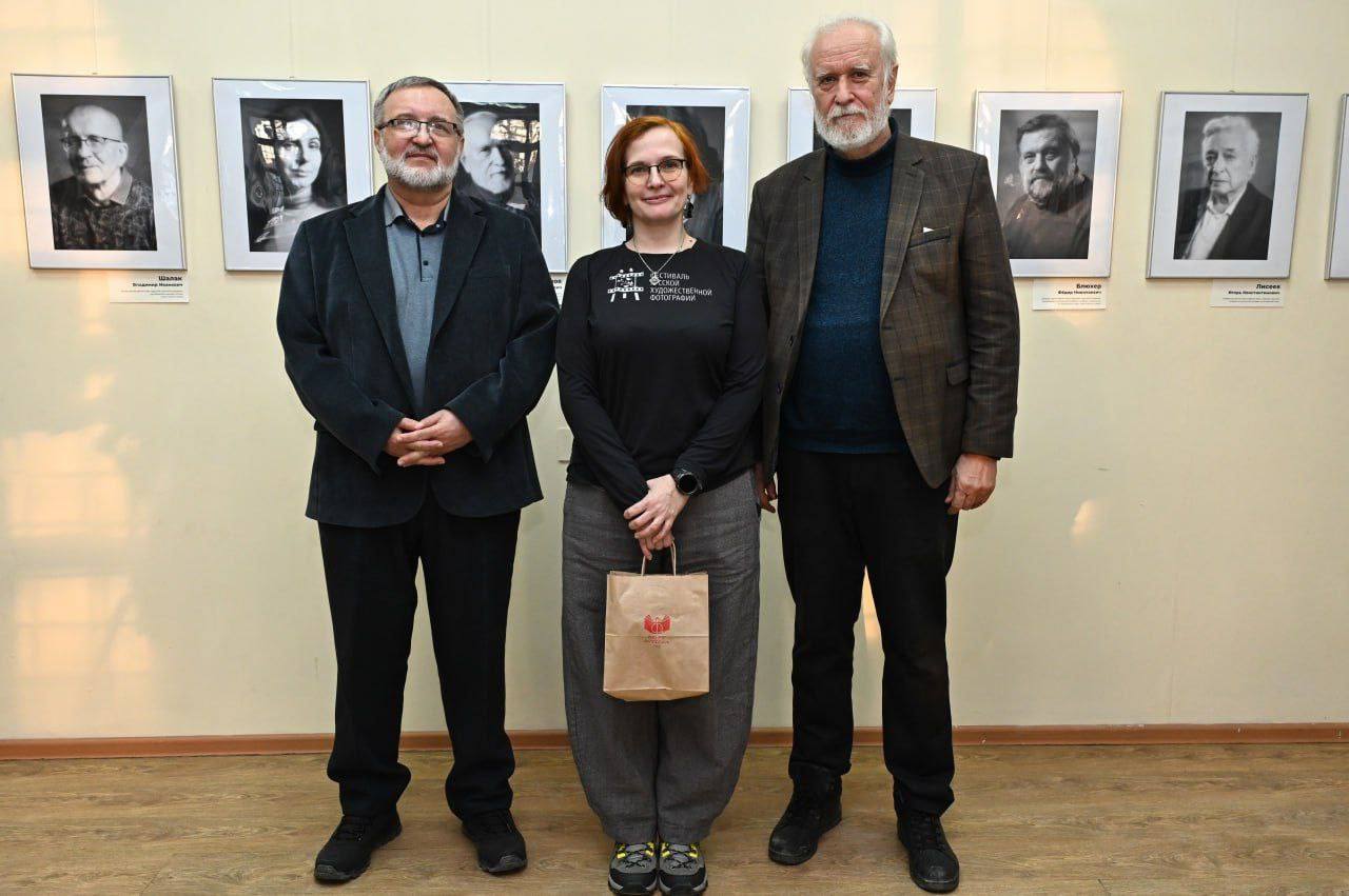 Фотохудожник Евгения Комарова представила авторский проект с портретами современных ученых-философов