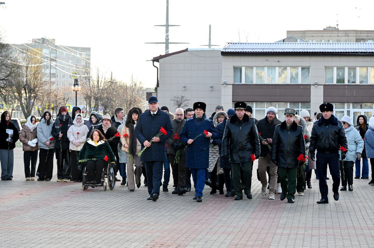В честь памятной даты в Серпухове возложили цветы к воинским мемориалам
