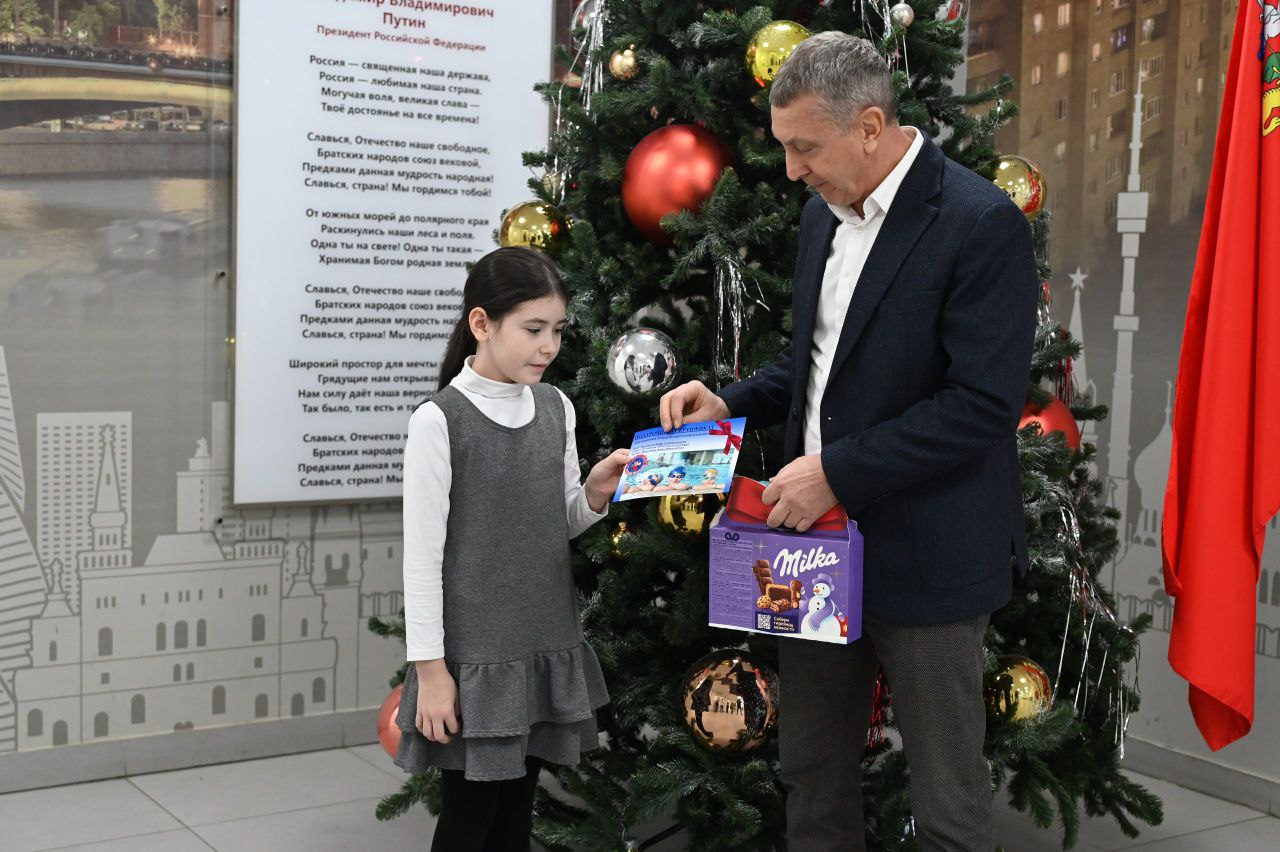 «Ёлка желаний» исполнила мечту юного волонтёра Киры из Серпухова