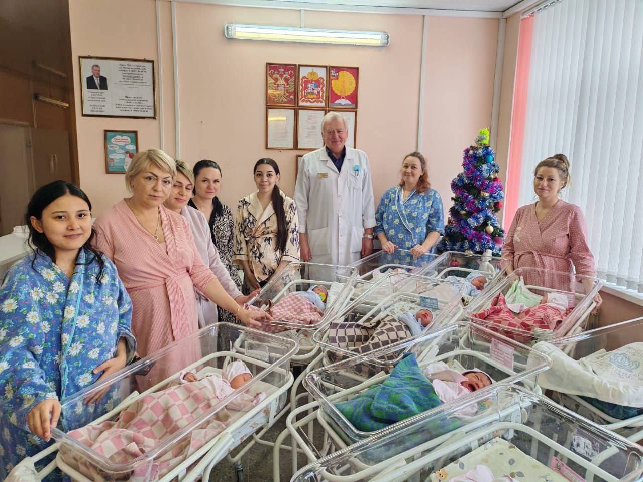 В Серпуховском роддоме показали, как наряжают родившихся в канун Нового года детей