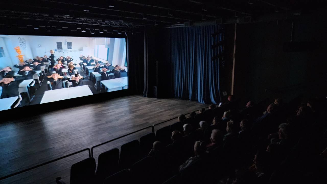 В Протвино волонтёров и семьи военных пригласили на спецпоказ фильма «Август»  Вечером 14 октября, несмотря на осеннюю непогоду, в кинотеатре КДЦ «Протон» в городе Протвино царила теплая атмосфера. Здесь состоялся специальный показ патриотического фильма 