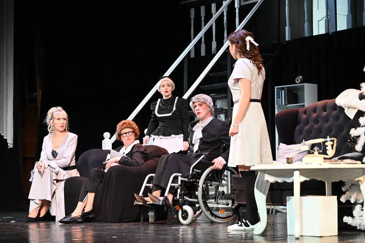 Семьям участников СВО в Серпухове показали спектакль «8 любящих женщин»