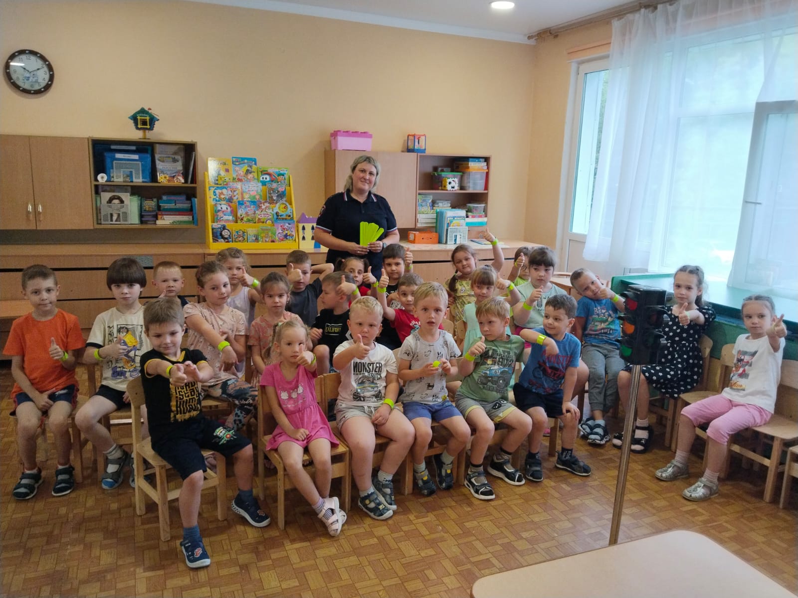 В Международный день светофора сотрудники Серпуховской Госавтоинспекции провели игру для воспитанников детского сада