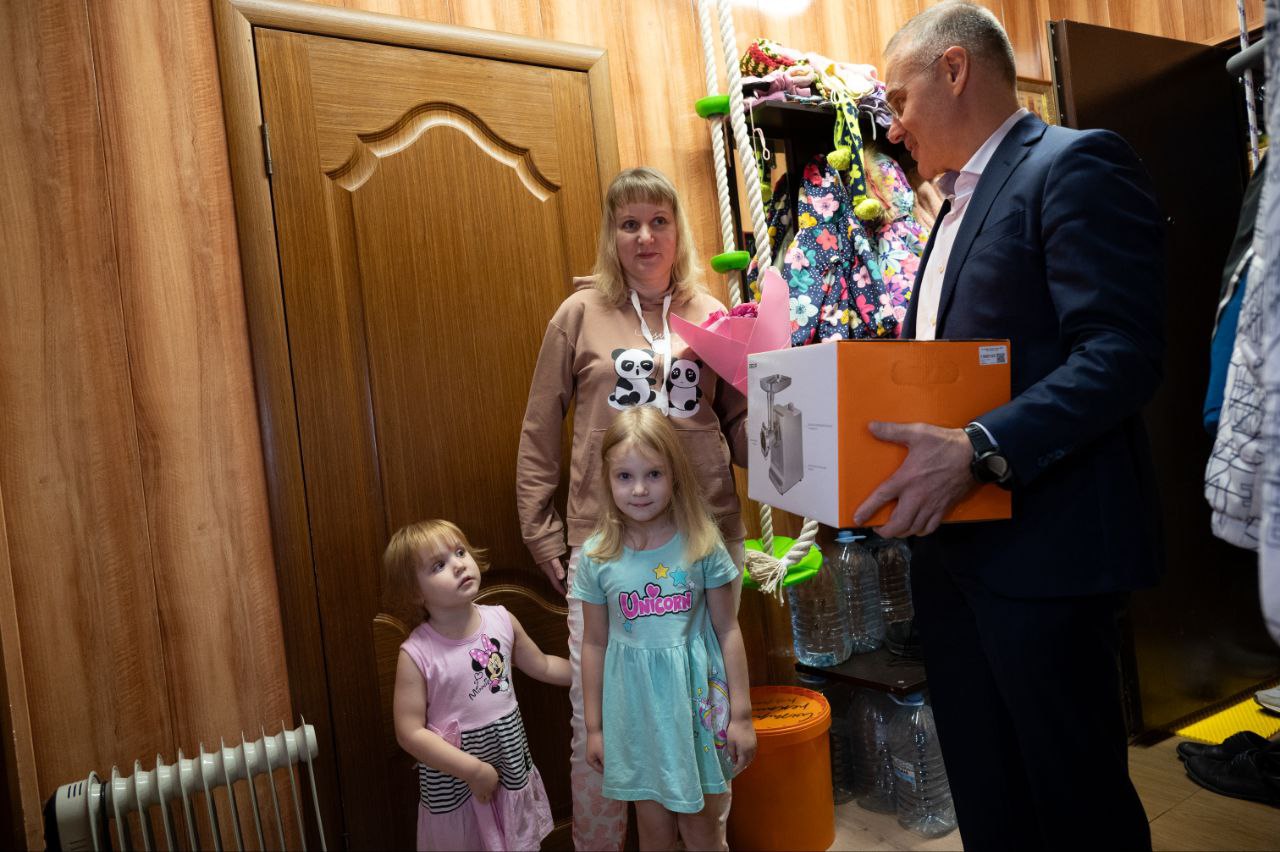 Депутат Госдумы Александр Коган поздравил многодетных мам Серпухова с наступающим Днем матери