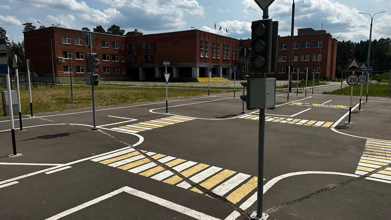  Безопасность и доступность: «Единая Россия», МГЕР и сторонники Партии проводят в Серпухове мониторинг состояния детских автогородков