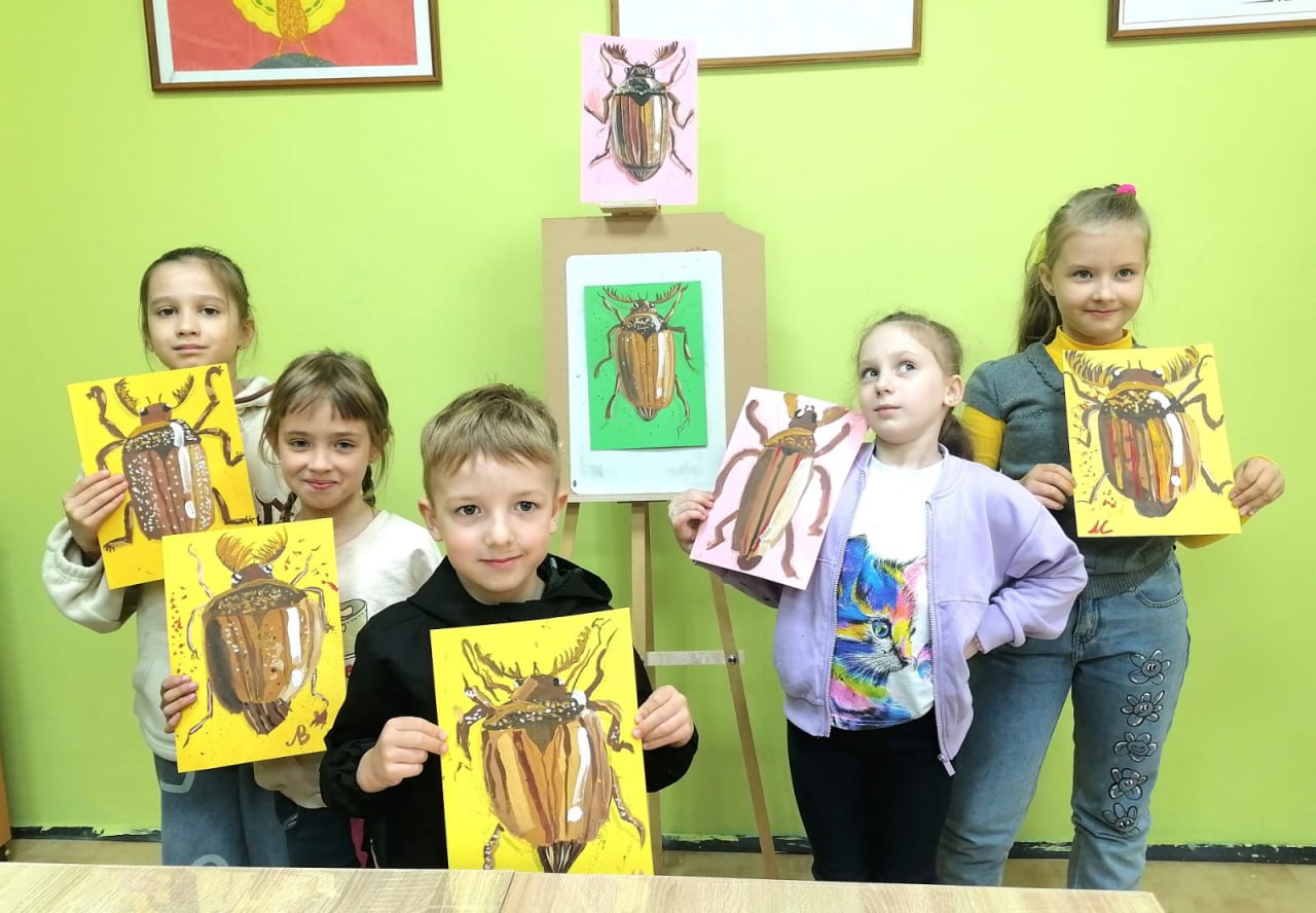 В детской библиотеке Серпухова нарисовали майских жуков 