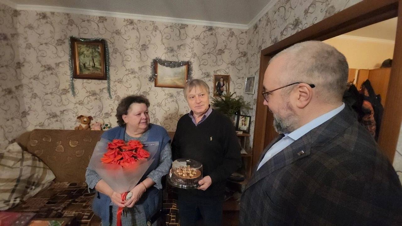 Депутат Николай Пушкин помог пенсионерам-юбилярам разобраться в путанице с документами