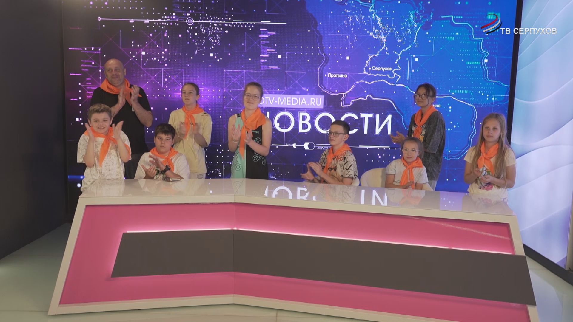 В Серпухове воспитанникам театрального лагеря «ЧересЧур» провели экскурсию по редакции телеканала ОТВ Серпухов