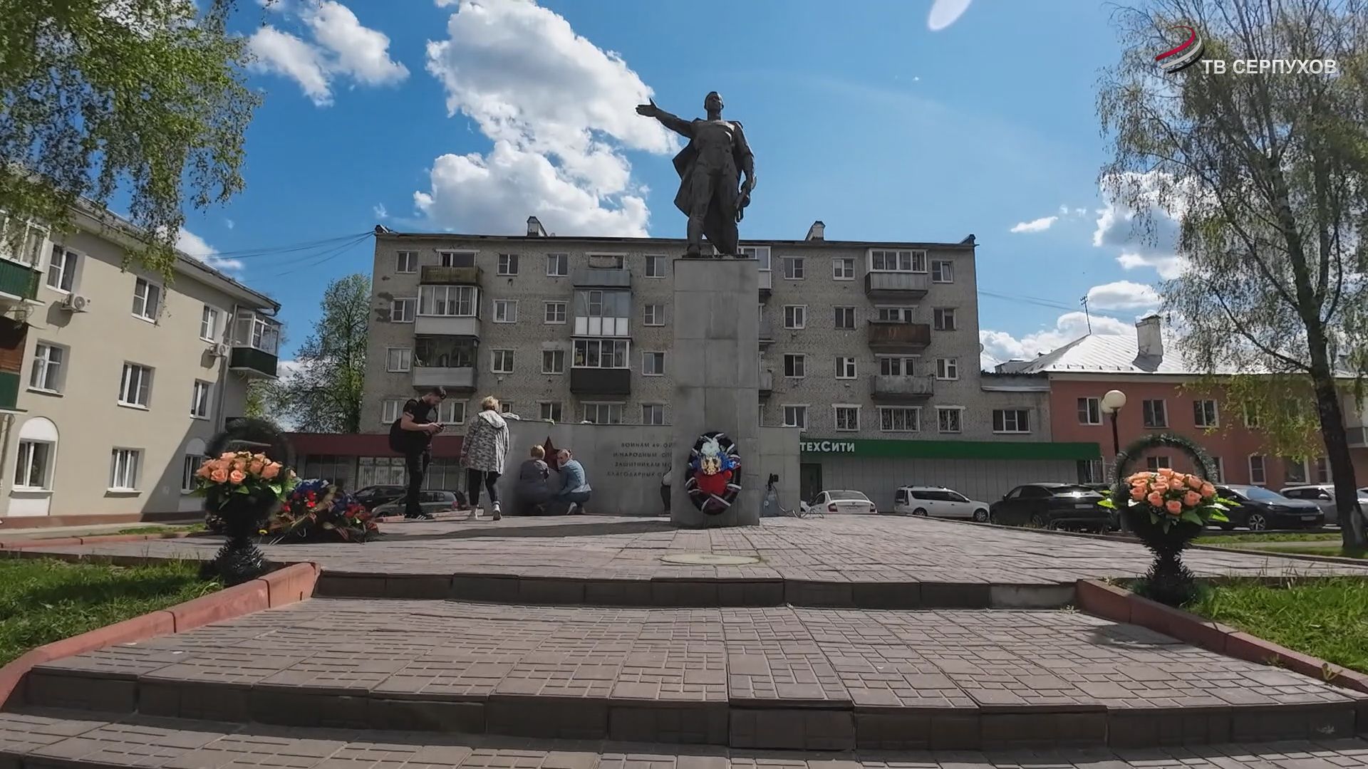 Институт инженерной физики провел субботник на площади 49-армии