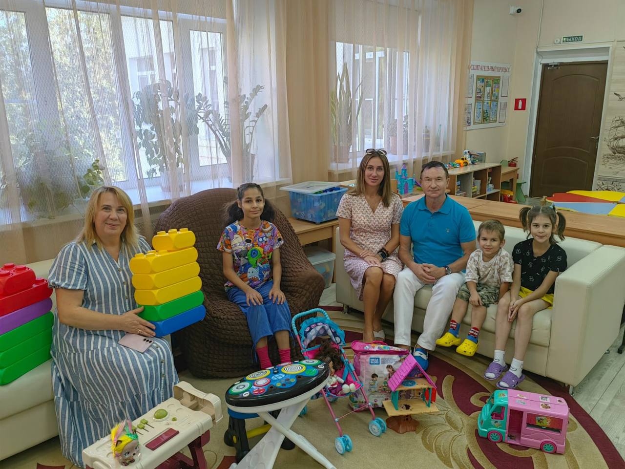 Президент Института инженерной физики Алексей Царьков навестил подопечных Семейного центра «Серпуховский» 