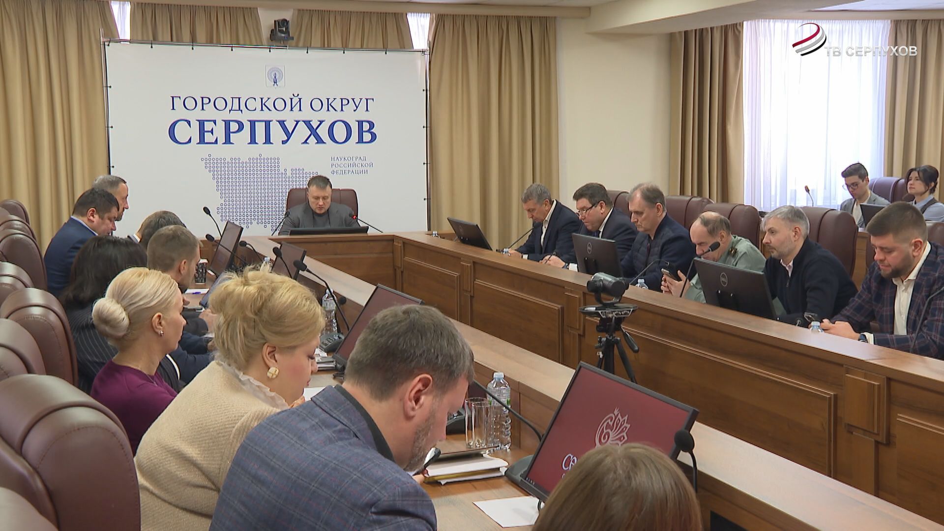 В Серпухове убирают снег круглосуточно