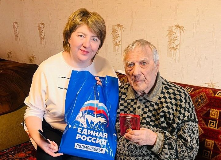 Единороссы Серпухова поздравляют ветеранов