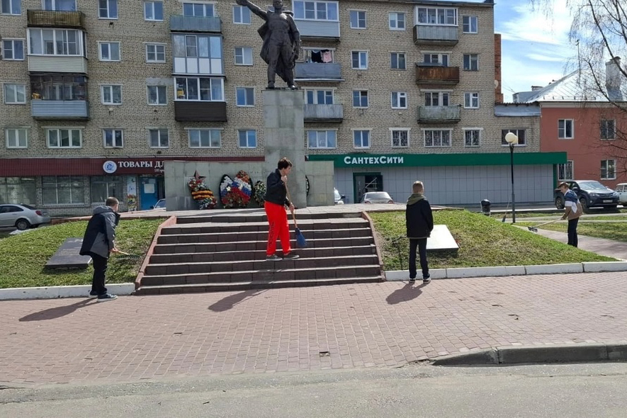 Активисты «Движения Первых» наводят порядок у воинских мемориалов в Серпухове