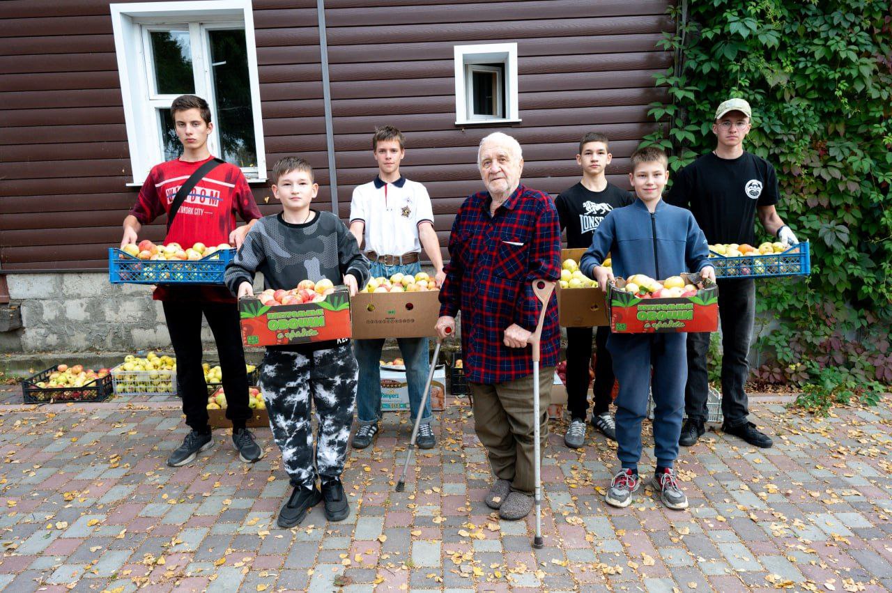 Серпуховичи передали 12 ящиков яблок военнослужащим в зону СВО