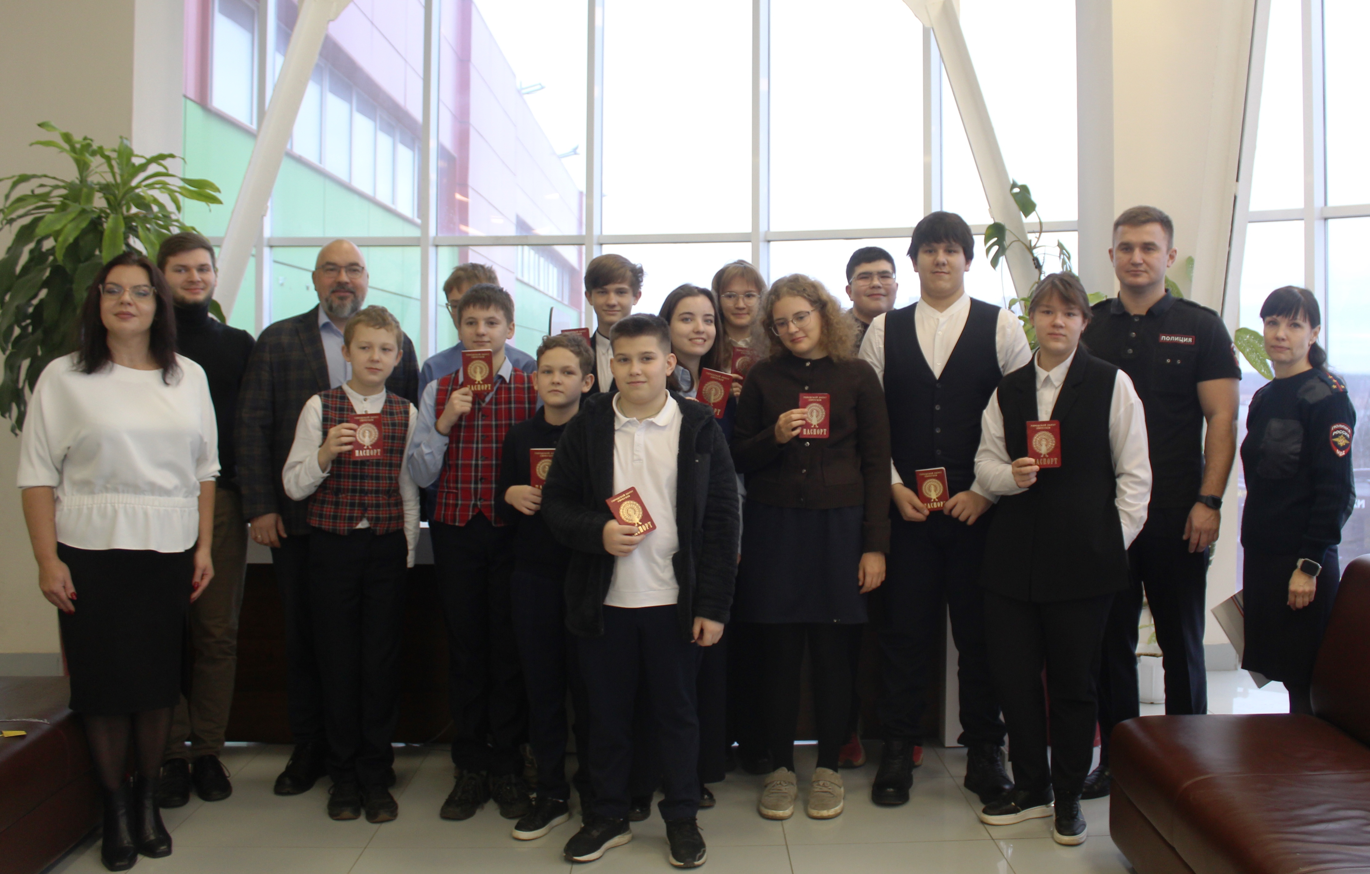 Школьники Серпухова узнали об элементах защиты паспорта и получили памятные сувениры