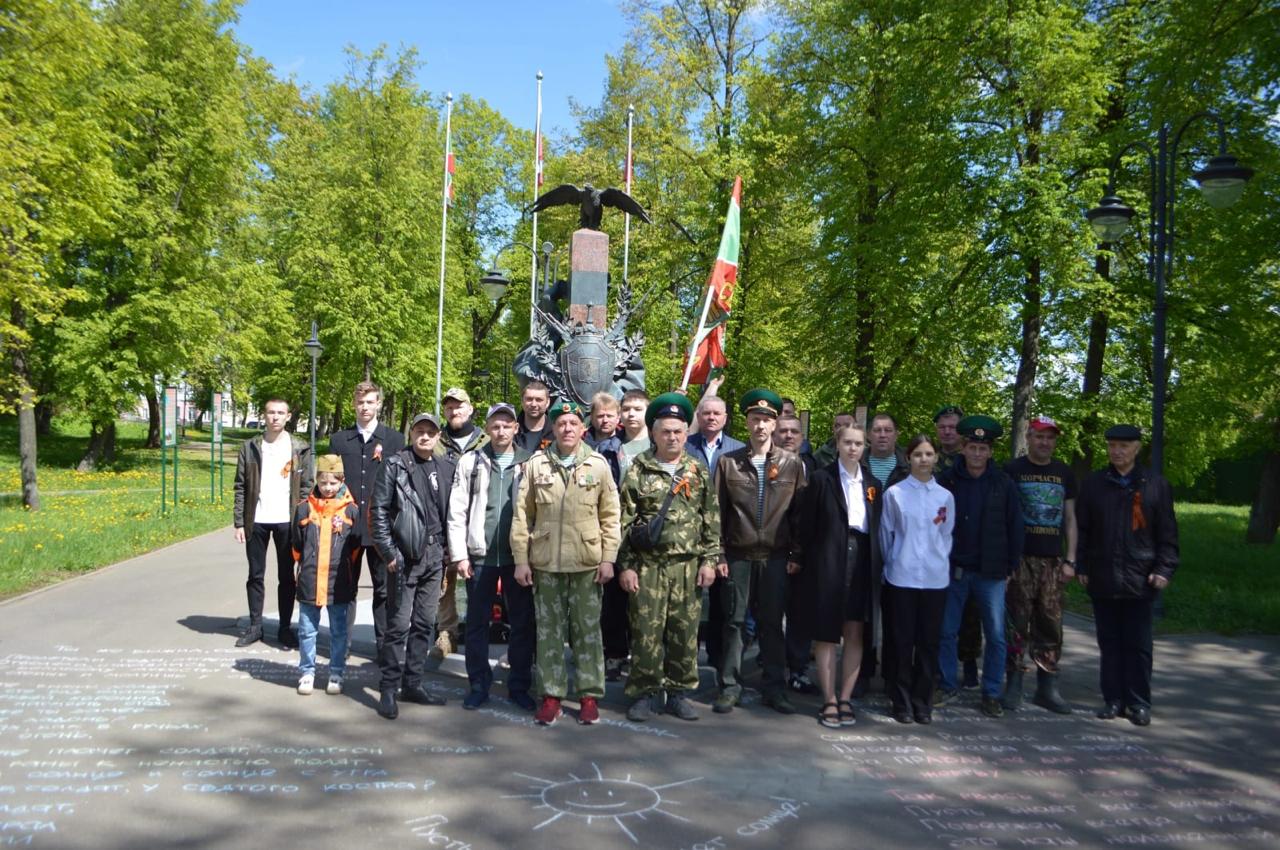 Ветераны-пограничники и участники СВО возложили цветы к памятнику в Серпухове  