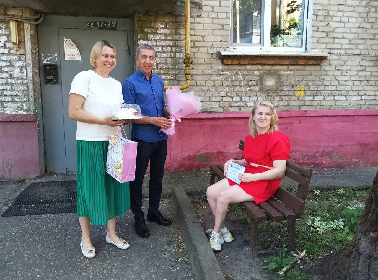 Партийцы Серпухова поздравили с Днём рождения лидера клуба «ПОДАрок» Дарию Ваганову