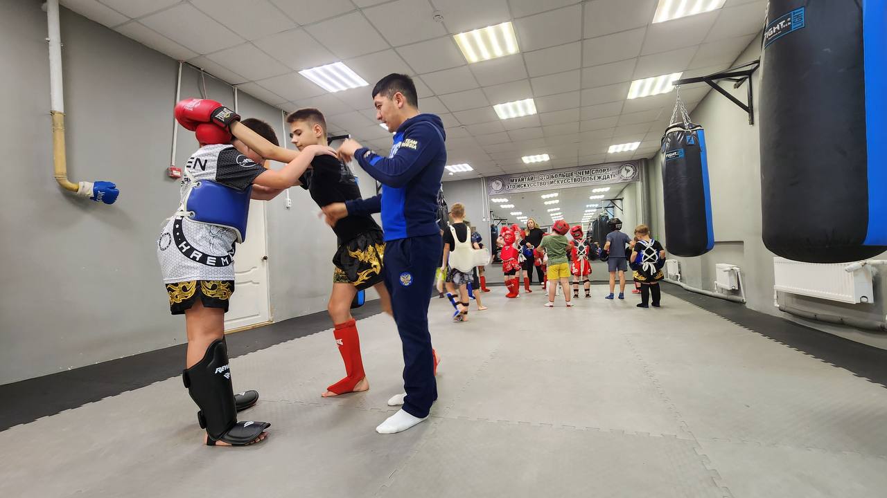 Чемпион мира по тайскому боксу Дильшод Мирзаев тренирует в Протвино детей военнослужащих СВО Чемпион мира по тайскому боксу Дильшод Мирзаев тренирует в Протвино детей военнослужащих СВО