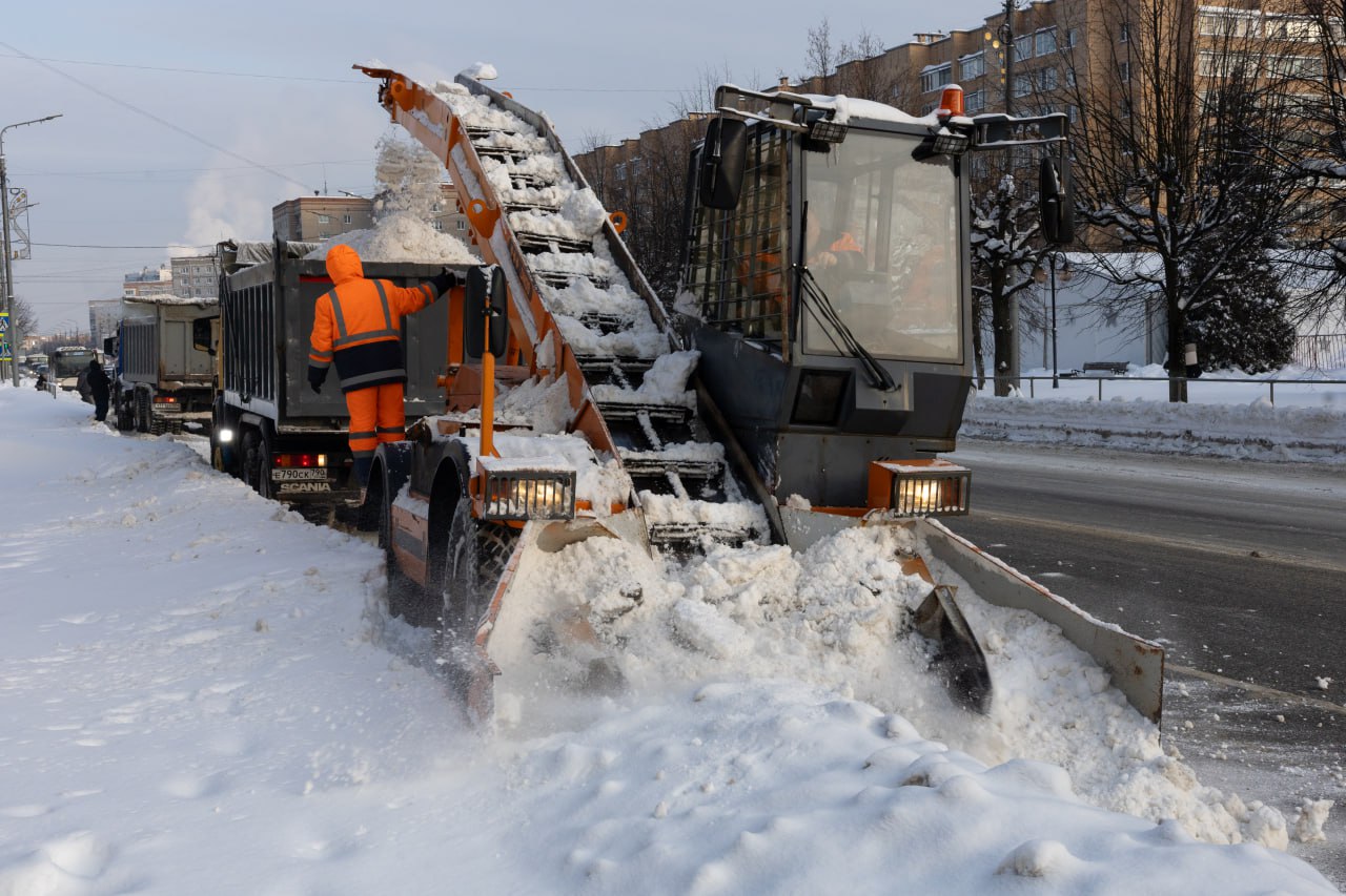 В Серпухове круглосуточно идут работы по уборке и вывозу снега