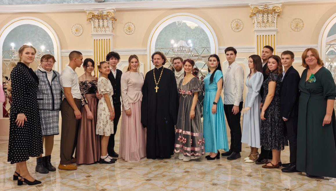 Серпуховичи приняли участие в Покровском молодежном бале Серпуховичи приняли участие в Покровском молодежном бале