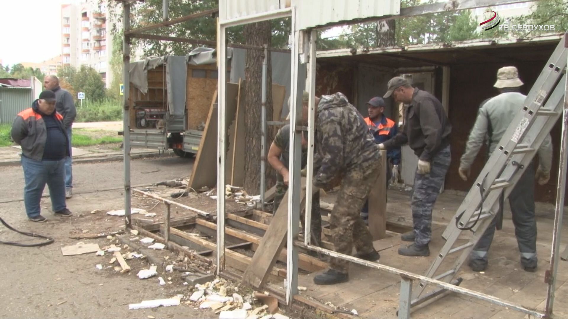 В Большом Серпухове проходит демонтаж незаконных торговых объектов