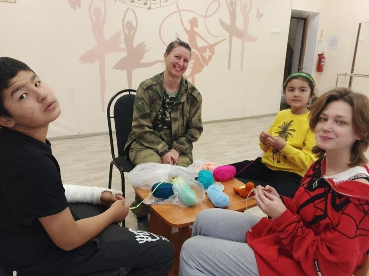 В Семейном центре «Маяк» юные серпуховичи учатся вязать крючком