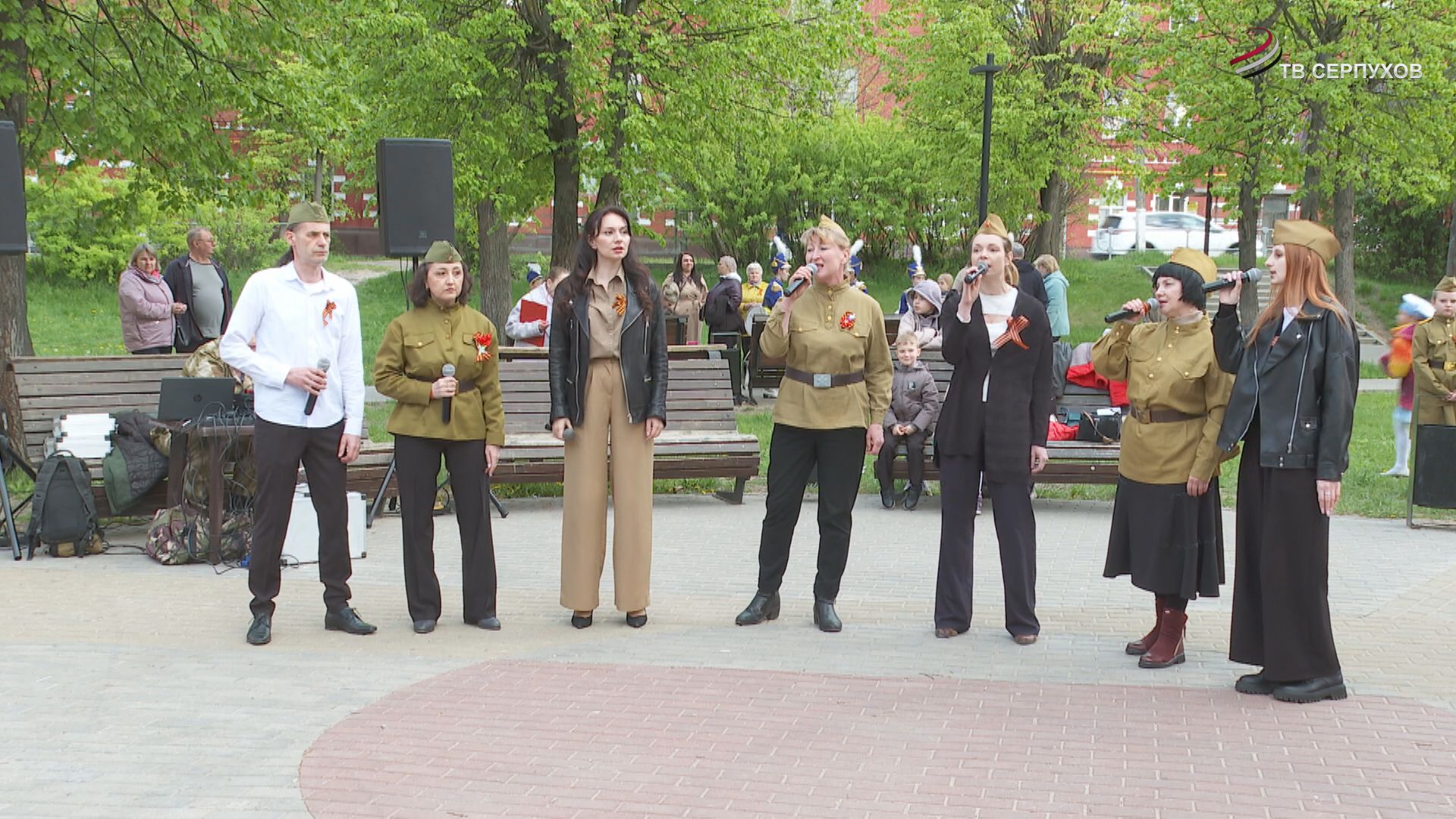 В скверах и парках округа в майские дни звучали песни военных лет