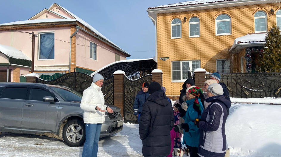 С жителями деревни Бутурлино провела встречу депутат Совета депутатов Серпухова Наталья Боровских