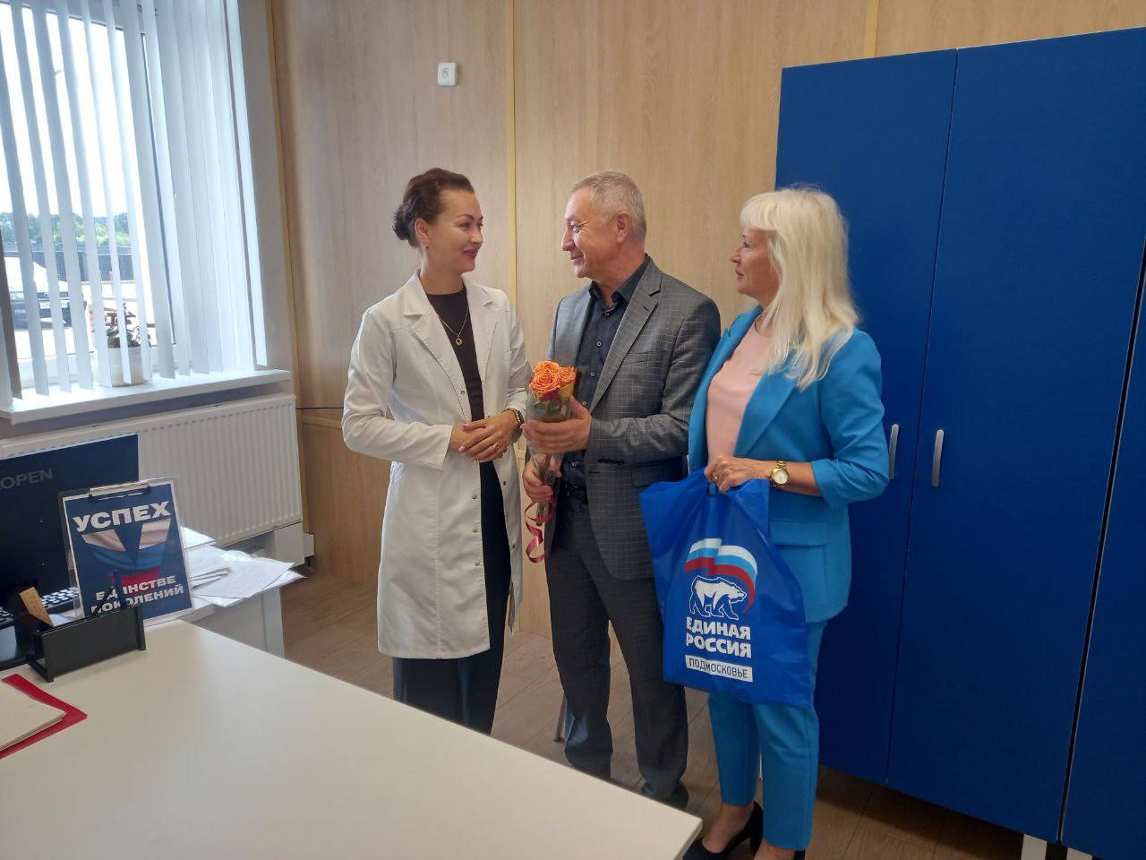 В преддверии Дня медицинского работника Серпуховские Единороссы поздравляют медиков с профессиональным праздником